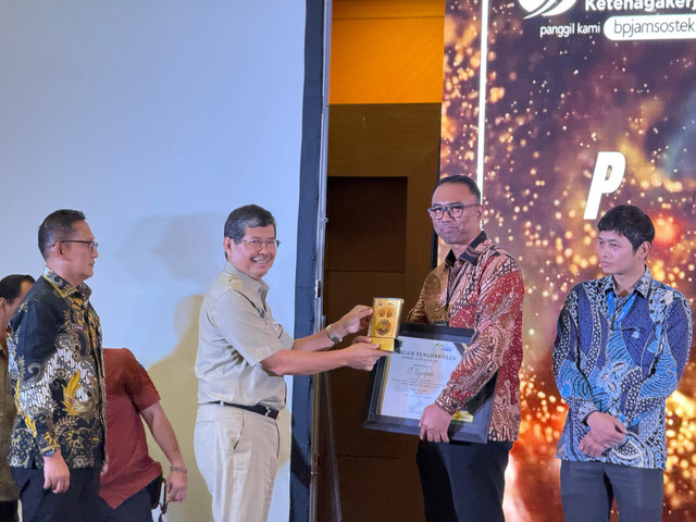 Kepala Divisi Operational Human Capital PT Pegadaian, Dhopi Prawata (kedua dari kanan) menerima penghargaan Paritrana Award Tingkat Provinsi DKI Jakarta Tahun 2025 dari Sekretaris Daerah Provinsi DKI Jakarta, Marullah Matali (kedua dari kiri) di Hotel Aryaduta Menteng, Jakarta pada Selasa (15/07). Foto: Dok. Pegadaian