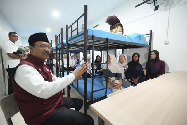 Mensos Saifullah Yusuf meninjau Sekolah Rakyat Menengah Atas (SMRA) 19 Bantul di Sentra Terpadu Prof Dr Soeharso Sonosewu, Kabupaten Bantul, DIY pada Rabu (16/7/2025) malam. Foto: Dok. Kemensos