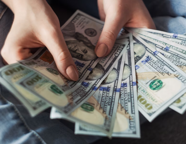 standar gaji untuk fresh graduate s1. Foto Hanya Ilustrasi Bukan Gaji Sebenarnya. Sumber Foto: Unsplash/Alexander Mils