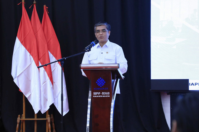 Menaker Yassierli memberikan kuliah umum di kampus IPDN Jatinangor, Sumedang, Jawa Barat, Rabu (16/7/2025). Foto: Dok. Kemnaker