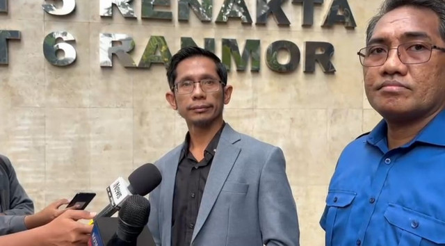 Waketum Projo, Freddy Damanik (kiri), saat dimintai keterangan di Polda Metro Jaya pada Kamis (17/7). Foto: Rachmadi Rasyad/kumparan