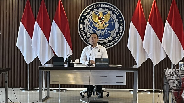 Menteri Koordinator Bidang Infrastruktur dan Pembangunan Kewilayahan, Agus Harimurti Yudhoyono (AHY), memimpin rapat koordinasi (rakor) membahas Penanganan Kendaraan Lebih Dimensi dan Lebih Muatan/Over Dimension-Overload (ODOL), Kamis (17/7). Foto: Fariza Rizky Ananda/kumparan