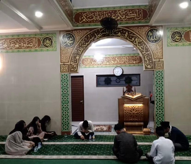 Foto : Dokumentasi Pribadi Penulis-Kegiatan rutin remaja masjid saat mengaji, berdiskusi, dan merancang aksi sosial bersama.