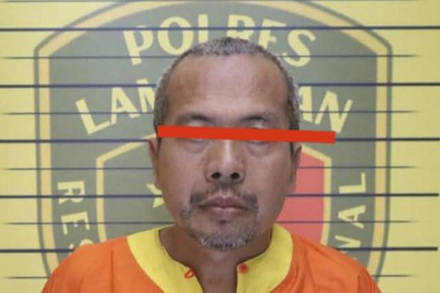 WAS (46 tahun) pria warga Lamongan mencabuli dua balita tetangganya. Foto: Dok. Polres Lamongan