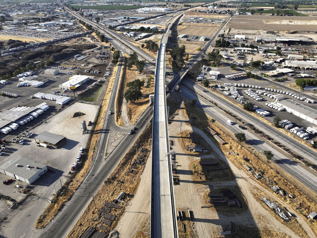 Foto udara pembangunan jembatan kereta cepat yang menghubungkan California dan Fresno di California, Amerika Serikat, Minggu (8/6/2025). Foto: Fred Greaves/Reuters