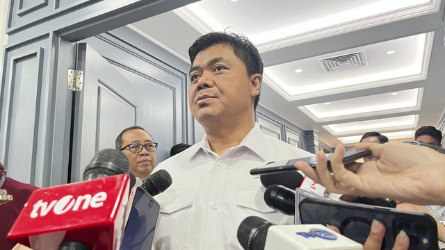 Wakil Menteri Sekretaris Negara Juri Ardiantoro bersiap menjawab pertanyaan awak media saat ditemui di Kompleks Parlemen, Senayan, Jakarta, Kamis (17/7/2025) Foto: Nasywa Athifah/kumparan