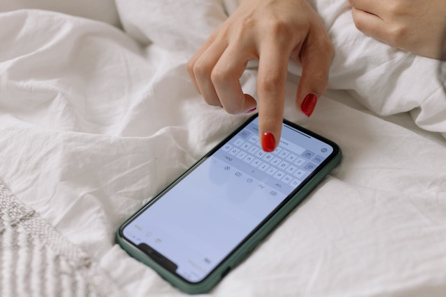 Ilustrasi kata-kata menyemangati pacar lewat chat. Foto: Pexels