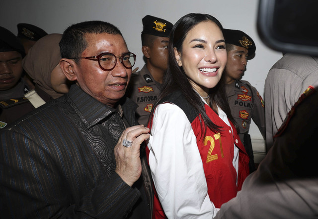 Terdakwa Nikita Mirzani saat menjalani sidang di Pengadilan Negeri Jakarta Selatan, Jakarta, Kamis (17/7/2025). Foto: Agus Apriyanto