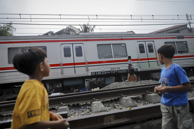 Anak-anak bermain di perlintasan rel kereta api di kawasan Pejompongan, Jakarta, Kamis (16/7/2025). Foto: Jamal Ramadhan/kumparan