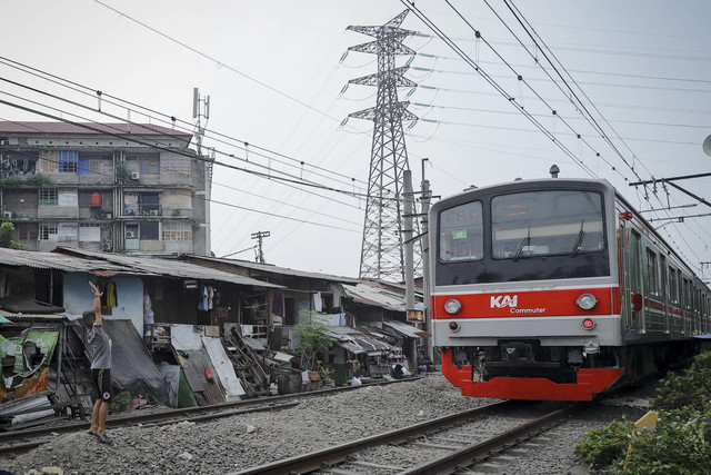 Seorang bocah bermain di perlintasan rel kereta api di kawasan Pejompongan, Jakarta, Kamis (16/7/2025). Foto: Jamal Ramadhan/kumparan