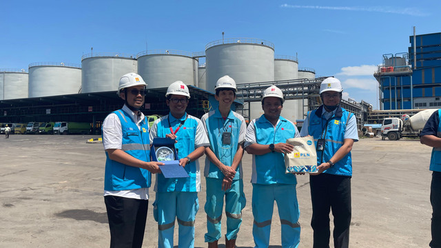 Penyerahan cinderamata dari PLN UID Kalbar, diberikan oleh Senior Manager Niaga dan Manajemen Pelanggan, Albert Safaria (pertama kiri) bersama Manager PLN UP3 Mempawah, Abdul Azis P (pertama kanan), sebagai bentuk apresiasi kepada PT Energi Unggul Persada pada kegiatan Selebrasi Penyalaan Pengoperasian Pelanggan Tambah Daya. Foto: Dok. PLN Kalbar