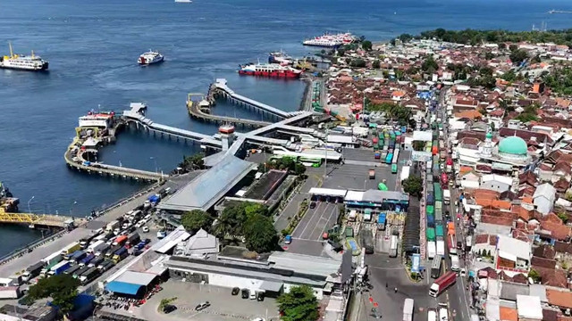 Kepadatan kendaraan menuju Pelabuhan Ketapang, Banyuwangi. Foto: ASDP Ketapang