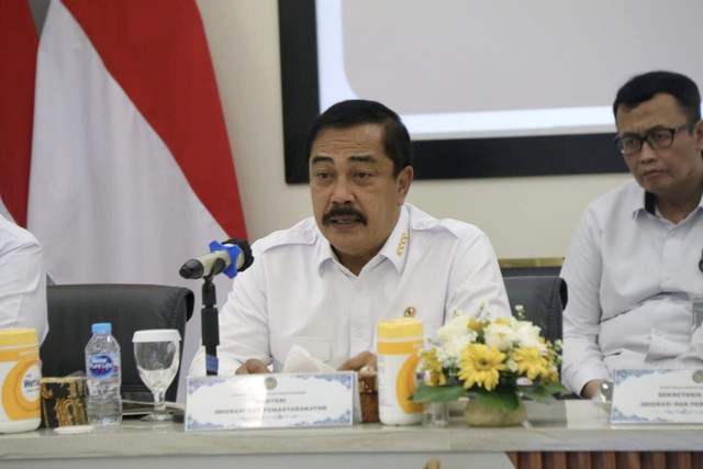 Menteri Imipas Agus Andrianto dalam sesi tanya jawab bersama warga binaan saat melaksanakan kunjungan kerja ke Rumah Tahanan Negara (Rutan) Kelas I Bandung, Kamis (17/7/2025). Foto: Dok. Kemenimipas