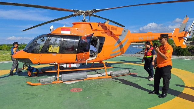 Helikopter Basarnas mengevakuasi WN Denmark yang jatuh di Gunung Rinjani.  Foto: Dok. Istimewa