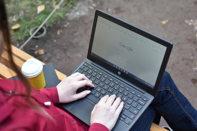 Ilustrasi Cara Instal Exambrowser UTBK 2025. Sumber: Unsplash/Vardan Papikyan