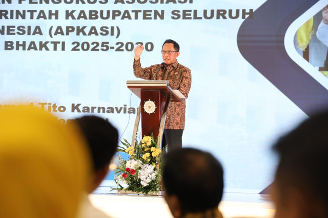 Mendagri Muhammad Tito Karnavian secara resmi mengukuhkan Dewan Pengurus Asosiasi Pemerintah Kabupaten Seluruh Indonesia (APKASI) masa bakti 2025-2030 di Hotel Grand Sahid Jaya, Jakarta, Kamis (17/7/2025). Foto: Dok. Kemendagri