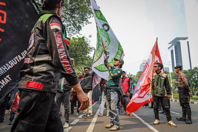 Driver ojek online (ojol) yang tergabung dalam Aliansi Taktis 'Aksi 177' URC Bergerak Bersama  menggelar unjuk rasa di kawasan Monas, Jakarta Pusat, Kamis (17/7/2025).  Foto: Iqbal Firdaus/kumparan