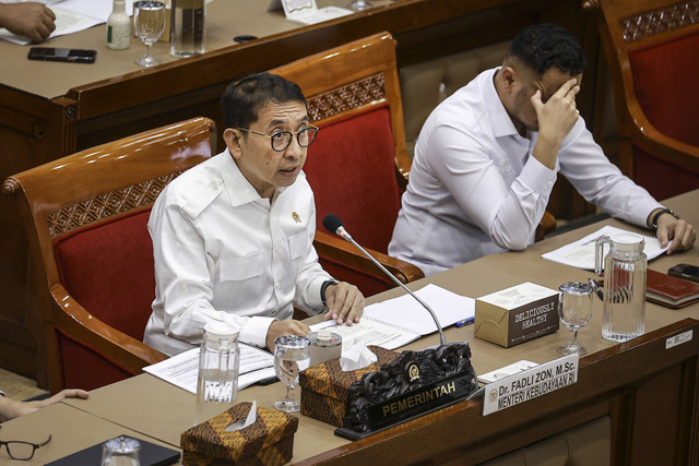 Menteri Kebudayaan Fadli Zon menyampaikan paparan saat rapat kerja dengan Komisi X DPR di Kompleks Parlemen, Senayan, Jakarta, Kamis (17/7/2025). Foto: Dhemas Reviyanto/Antara Foto