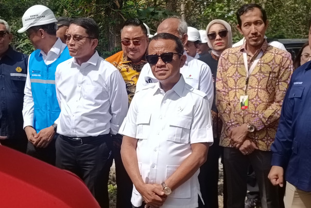 Menteri ESDM Bahlil Lahadalia meninjau sumur rakyat di kawasan Ledok, Kabupaten Blora, Jawa Tengah, Kamis (17/7/2025). Foto: Muhammad Fhandra/kumparan