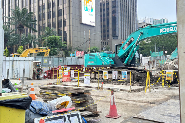 Proyek MRT Fase 2 di depan Wisma Mandiri, Kamis (17/7/2025). Foto: Ave Airiza Gunanto/kumparan