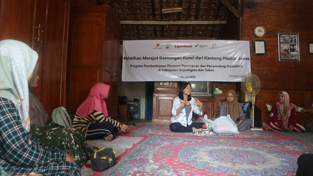Perempuan di sekitar kawasan Migas Blok Cepu saat merajut dari bahan kantong plastik bekas. (Aset: Istimewa)