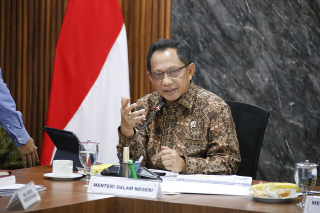 Mendagri Tito Karnavian dalam rapat terbatas bersama Pemda terkait kesiapan pembangunan PSEL di Kantor Kemenko Bidang Pangan, Jakarta, Kamis (17/7/2025). Foto: Kemendagri RI