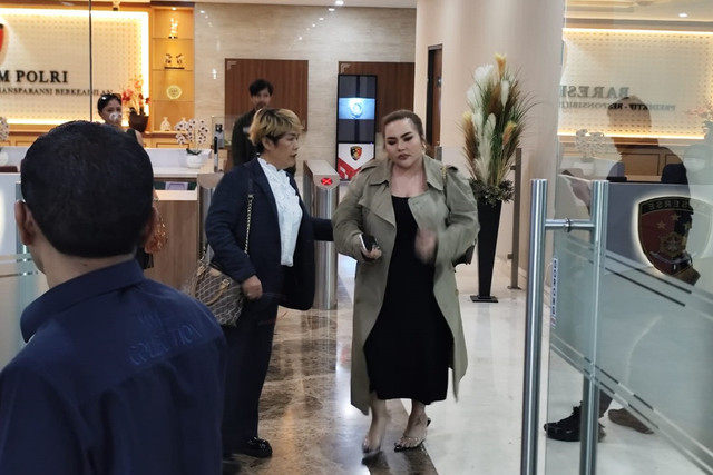 Lisa Mariana usai diperiksa di Bareskrim Polri, Jakarta, Kamis (17/7/2025). Foto: Rachmadi Rasyad/kumparan