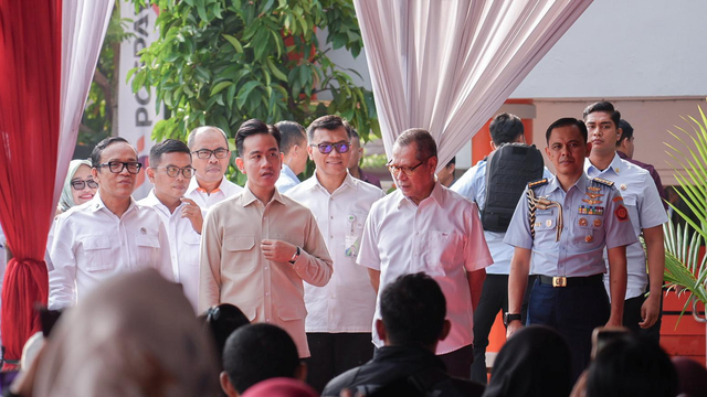 Wakil Presiden, Gibran Rakabuming Raka (keempat dari kiri) bersama Wakil Menteri Ketenagakerjaan, Immanuel Ebenezer (kiri) dan Direktur Utama BPJS Ketenagakerjaan, Pramudya Iriawan Buntoro (ketiga dari kanan) saat meninjau penyaluran Bantuan Subsidi Upah (BSU) peserta aktif BPJS Ketenagakerjaan di Kantor Pos Tangerang, Rabu (16/7). Foto: Dok. BPJS Ketenagakerjaan