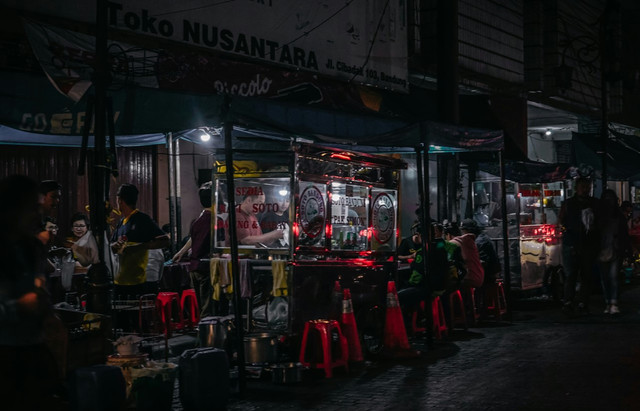 Street food halal di Solo. Foto hanya ilustrasi, bukan tempat yang sebenarnya. Sumber: Unsplash/Indira Tjokorda
