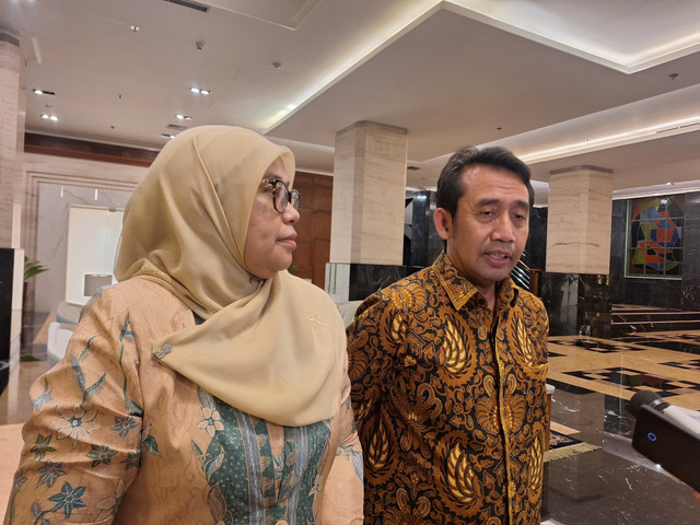 Sekretaris Jenderal Kementerian PKP, Didyk Choiroel dan Direktur Jenderal Perumahan Perkotaan Kementerian PKP Sri Haryati ditemui di Wisma Danantara, Jakarta Selatan pada Kamis (17/7) malam. Foto: kumparan/Argya Maheswara