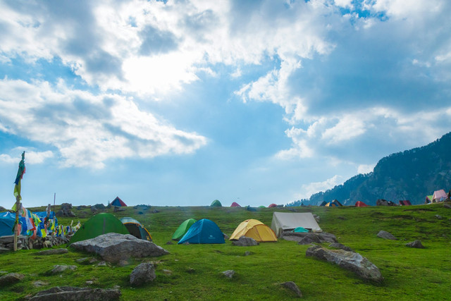 Camping Park Tengah Kebun Kabupaten Subang.  Foto hanya ilustrasi, bukan tempat sebenarnya. Sumber: Unsplash/Art Yug