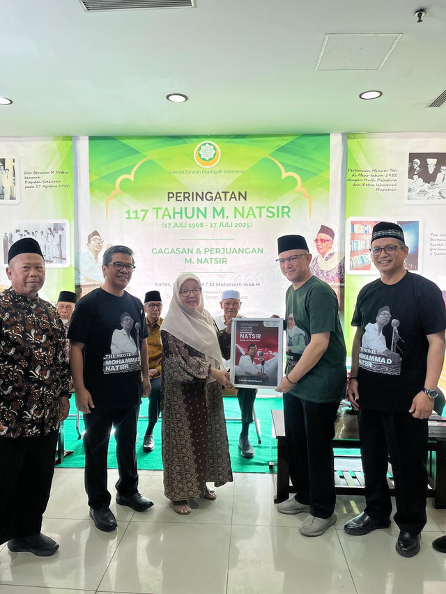 Penyerahan secara simbolis poster film kepada Erick Yusuf selaku produser eksekutif film Mohammad Natsir. Foto: Dok. Dewan Dakwah Islamiyah