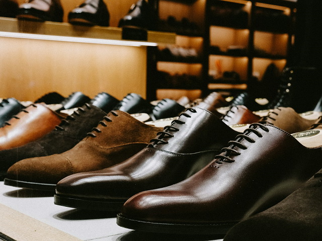 Ilustrasi merek sepatu yang bagus dan awet. Sumber: unsplash.com/MathisReding.