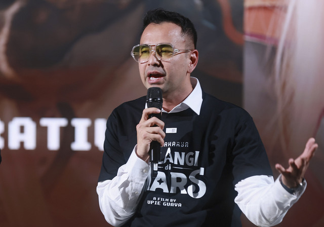 Artis sekaligus Utusan Khusus Presiden Bidang Pembinaan Generasi Muda dan Pekerja Seni Raffi Ahmad menjawab pertanyaan awak media saat sesi konferensi pers di Pejaten, Jakarta, Kamis, (17/7/2025). Foto: Agus Apriyanto