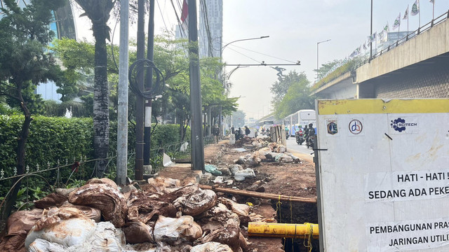 Suasana lalu lintas di dekat proyek galian di Jalan Gatot Subroto, Jakarta Selatan, Jumat (18/7/2025). Foto: Nasywa Athifah/kumparan