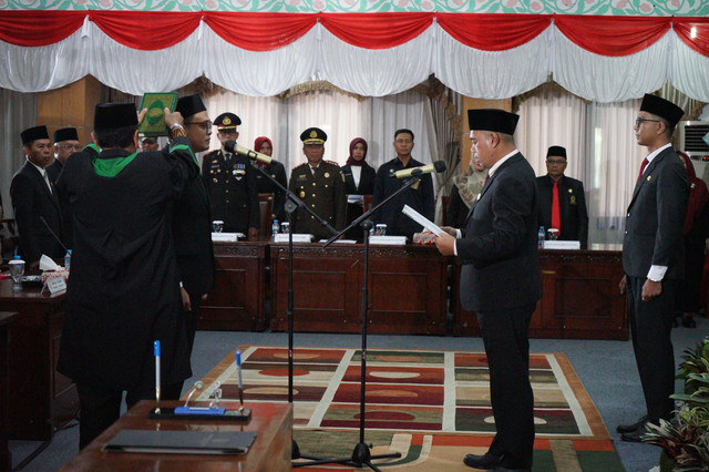 Andhika Permana saat dilantik sebagai anggota DPRD Kota Pontianak. Foto: Dok. Prokopim Pemkot Pontianak