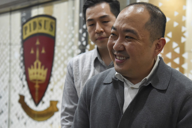 Direktur Utama PT Sri Rejeki Isman Tbk (Sritex) Iwan Kurniawan Lukminto (kanan) berjalan meninggalkan ruangan usai menjalani pemeriksaan di Gedung Jampidsus Kejaksaan Agung, Jakarta, Kamis (17/7/2025). Foto: Indrianto Eko Suwarso/ANTARA FOTO