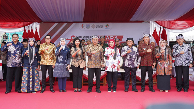 Menteri Koperasi Budi Arie Setiadi dan Gubernur Jawa Timur, Khofifah Indar Parawansa, saatr hadiri Puncak Peringatan Hari Koperasi ke-78 Provinsi Jatim di Bojonegoro. Kamis (17/07/2025). (Aset: Istimewa)