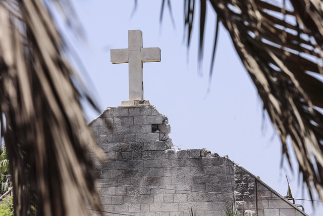 Suasana kerusakan pada gereja Keluarga Kudus dalam serangan Israel di lingkungan Zeitoun, Gaza, Rabu (17/7/2025). Foto: Omar AL-QATTAA / AFP