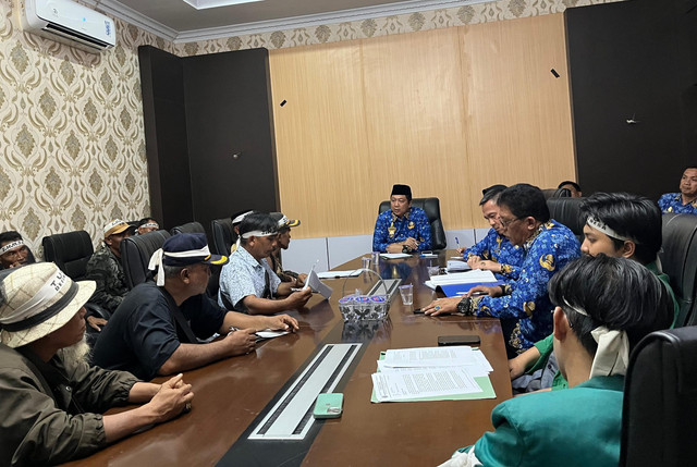 Pewakilan masa aksi warga Unit Pemukiman Transmigrasi (UPT) SP1, SP2, dan SP3 Way Terusan saat audiensi dengan Sekda Lampung Tengah | Foto : Eka Febriani / Lampung Tengah