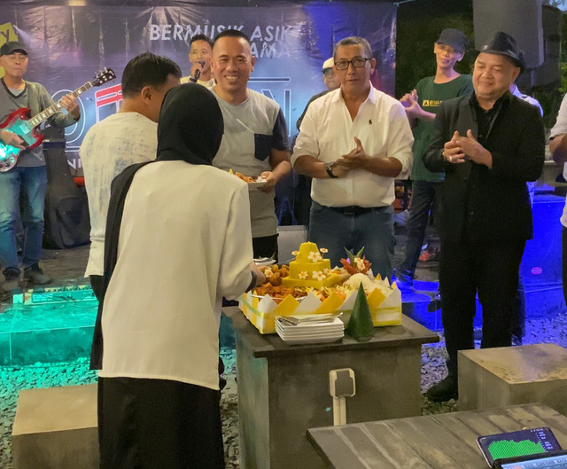 Potong tumpeng di perayaan HUT ke-4 KOMICPON. Foto: Yulia Ramadhiyanti/HiPontianak