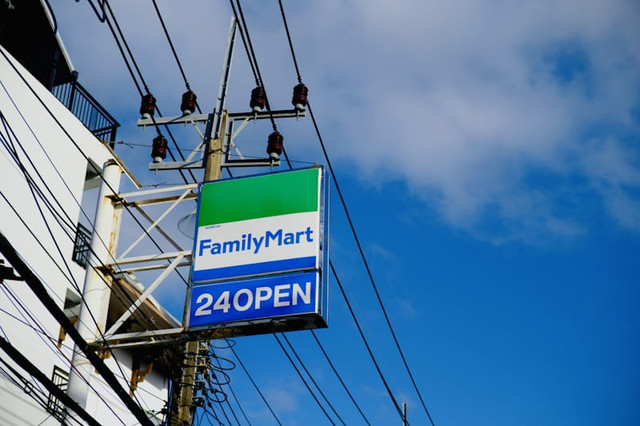 Harga Family Mart × Demon Slayer. Sumber: unsplash/Clark Gu