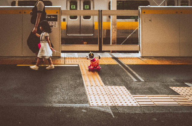 Aturan Naik Kereta Api Bandara untuk Penumpang Anak. Foto hanya ilustrasi bukan lokasi kereta sesungguhnya. sumber: unplash/Tsuchiya