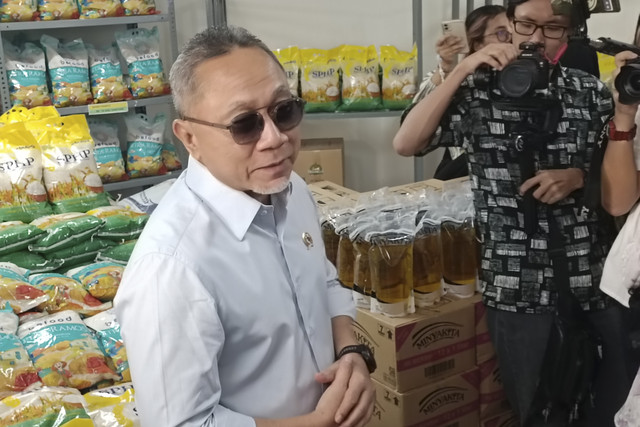Menteri Koordinator (Menko) Bidang Pangan, Zulkifli Hasan pada Peluncuran Beras Stabilisasi Pasokan dan Harga Pangan (SPHP) di Pos Indonesia, Fatmawati, Jakarta Selatan, Jumat (18/7/2025). Foto: Muhammad Fhandra Hardiyon/kumparan