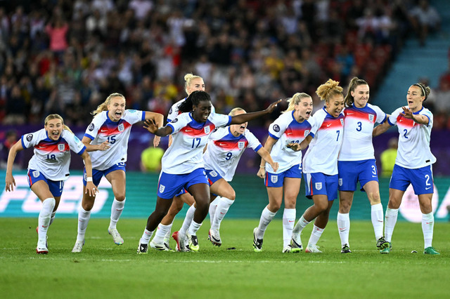 Timnas Wanita Inggris menang 2 (3)-(2) atas Swedia di babak perempat final Euro Wanita 2025, Stadion Letzigrund, Zurich, Swiss, Jumat (19/7). Foto: AFP/SEBASTIEN BOZON