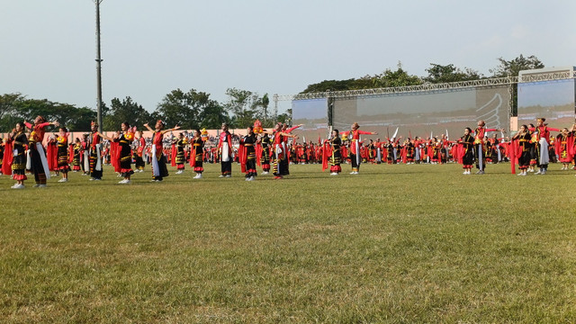 Penampilan 2.025 Penari ‘Api Kayangan Merah Putih’ di Stadion Letjen Soedirman Bojonegoro. Kamis (17/07/2025). (Aset: Istimewa)