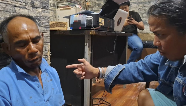 Syahrial (51) Pelaku perampokan nenek 84 tahun di Padang saat olah TKP. Foto: Dok. Polresta Padang