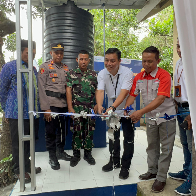 Peresmian bantuan sanitasi air bersih oleh GM Witel Nusa Tenggara Muhammad Kafin Latif (ketiga dari kanan). Foto: Telkom Indonesia