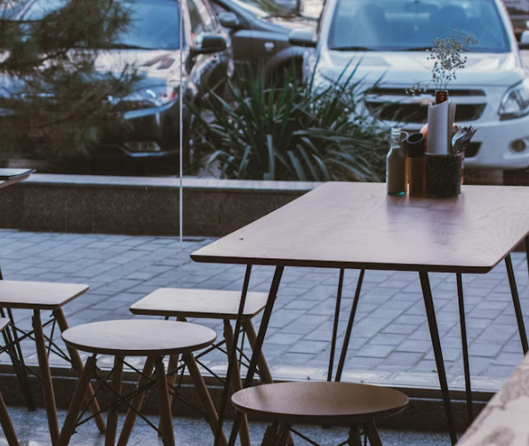 Ilustrasi ukuran meja cafe untuk 4 orang. Sumber: Unsplash/Safar Safarov