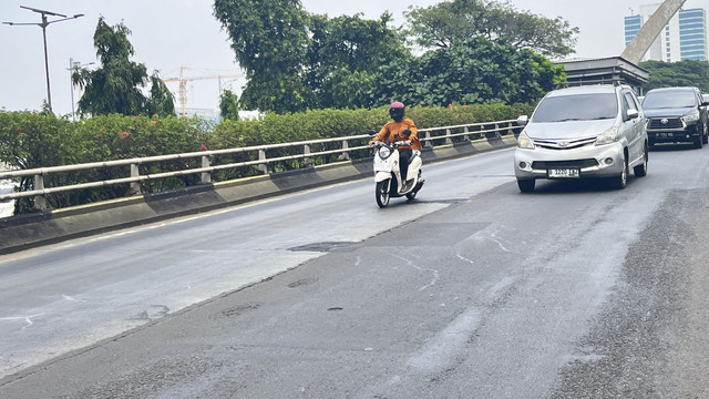 Kondisi bagian jalan yang masih berlubang dan bergelombang di Flyover Pancoran arah Cawang, Jakarta Selatan, Jumat (18/7/2025). Foto: Nasywa Athifah/kumparan
